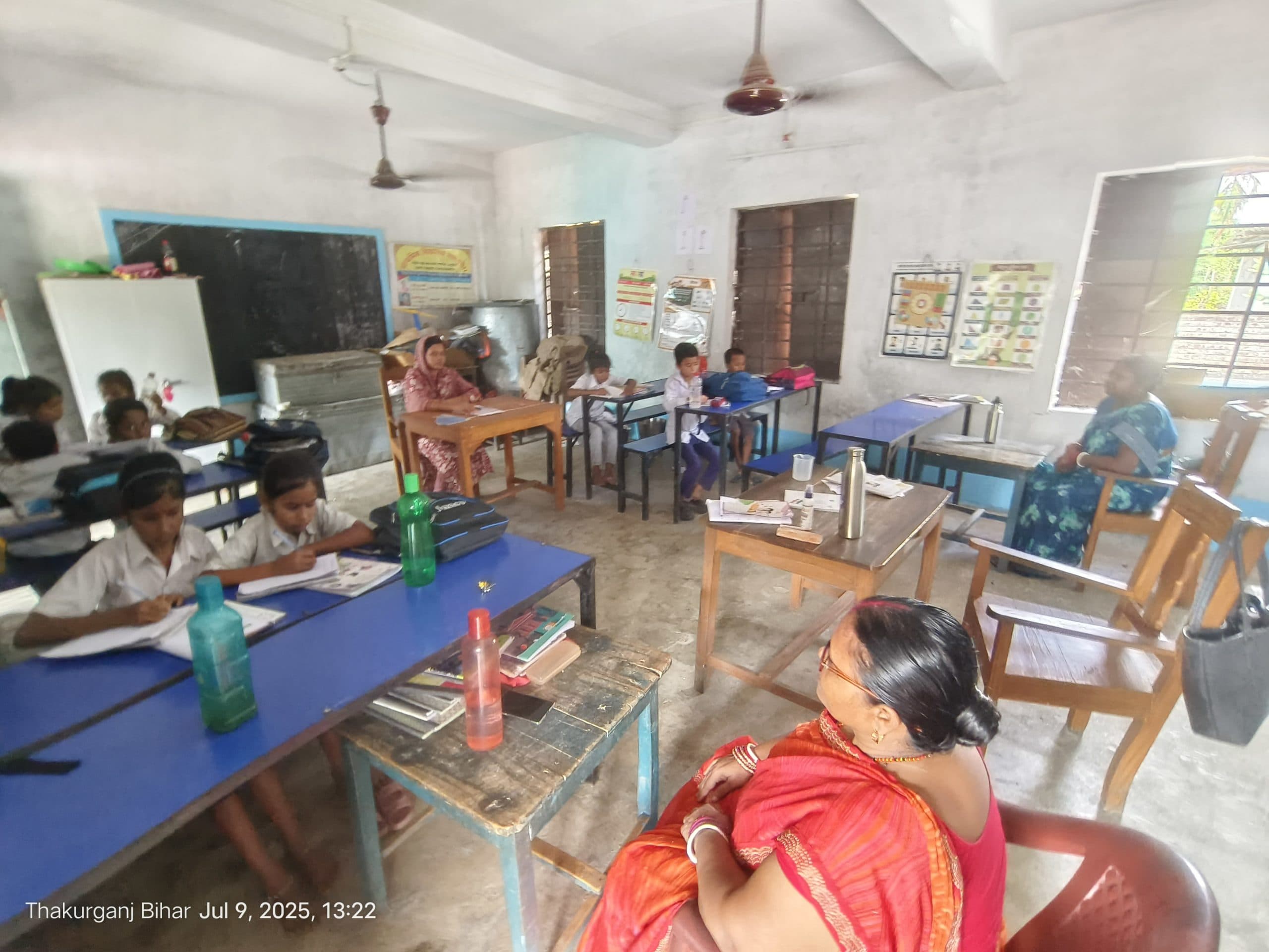 एक कमरा में 12 विद्यार्थी के लिए चार शिक्षक