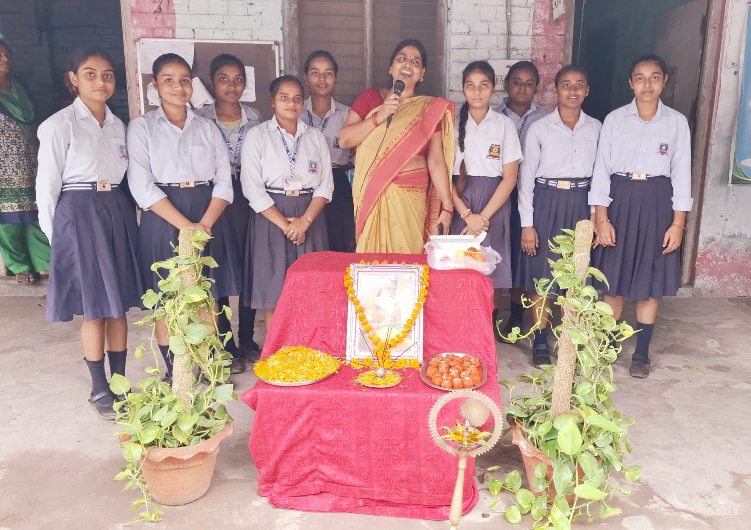 गुरुकुल स्कूल में गुरू पूर्णिमा मनायी गयी