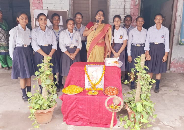 गुरुकुल स्कूल में गुरू पूर्णिमा मनायी गयी