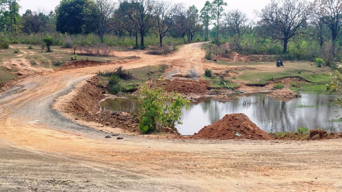 शीला नदी में बना अस्थायी पुल बहा, लोगों को नदी पार करने में परेशानी