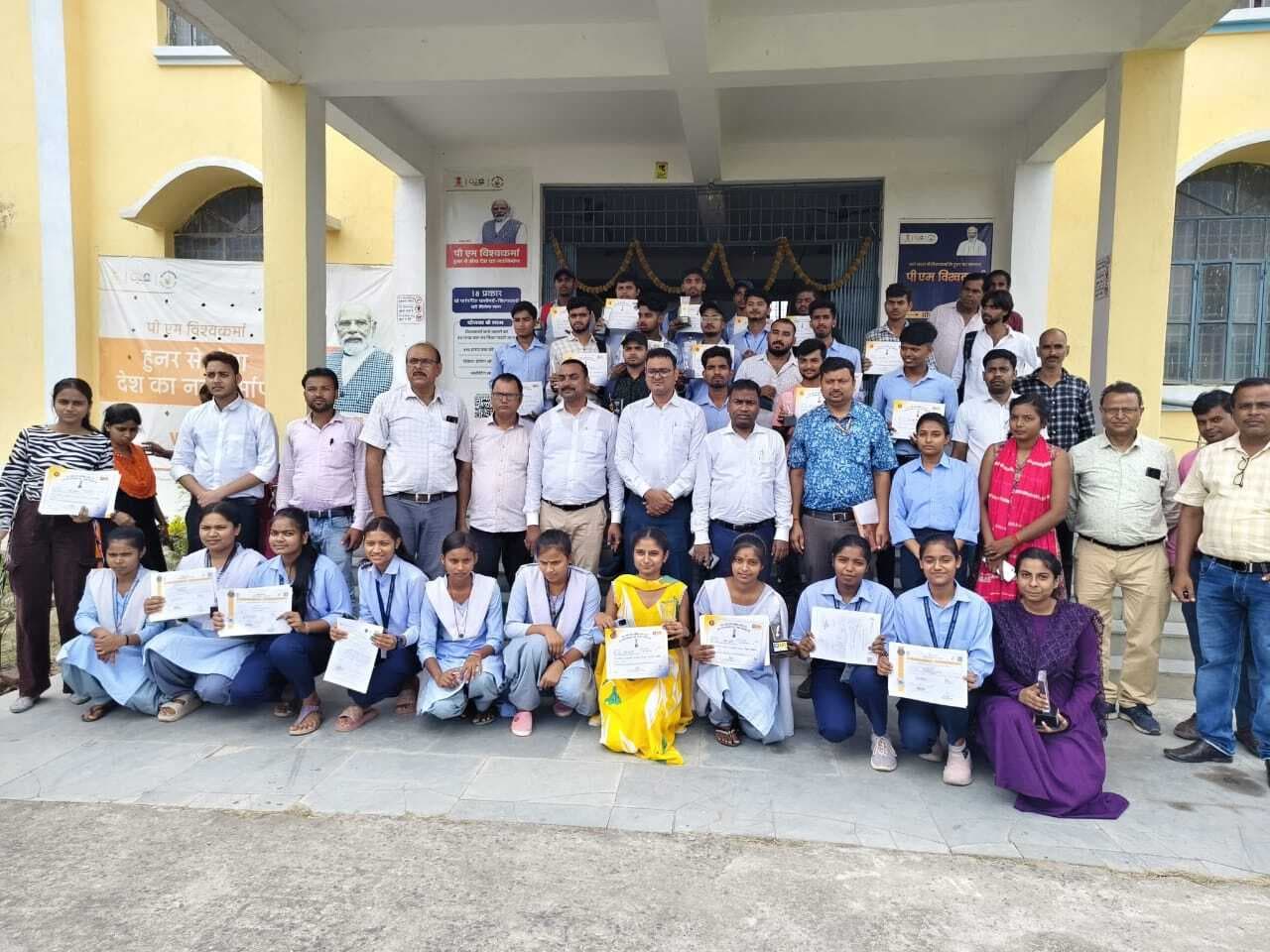 एलआइसी ने छात्रों को किया पुरस्कृत