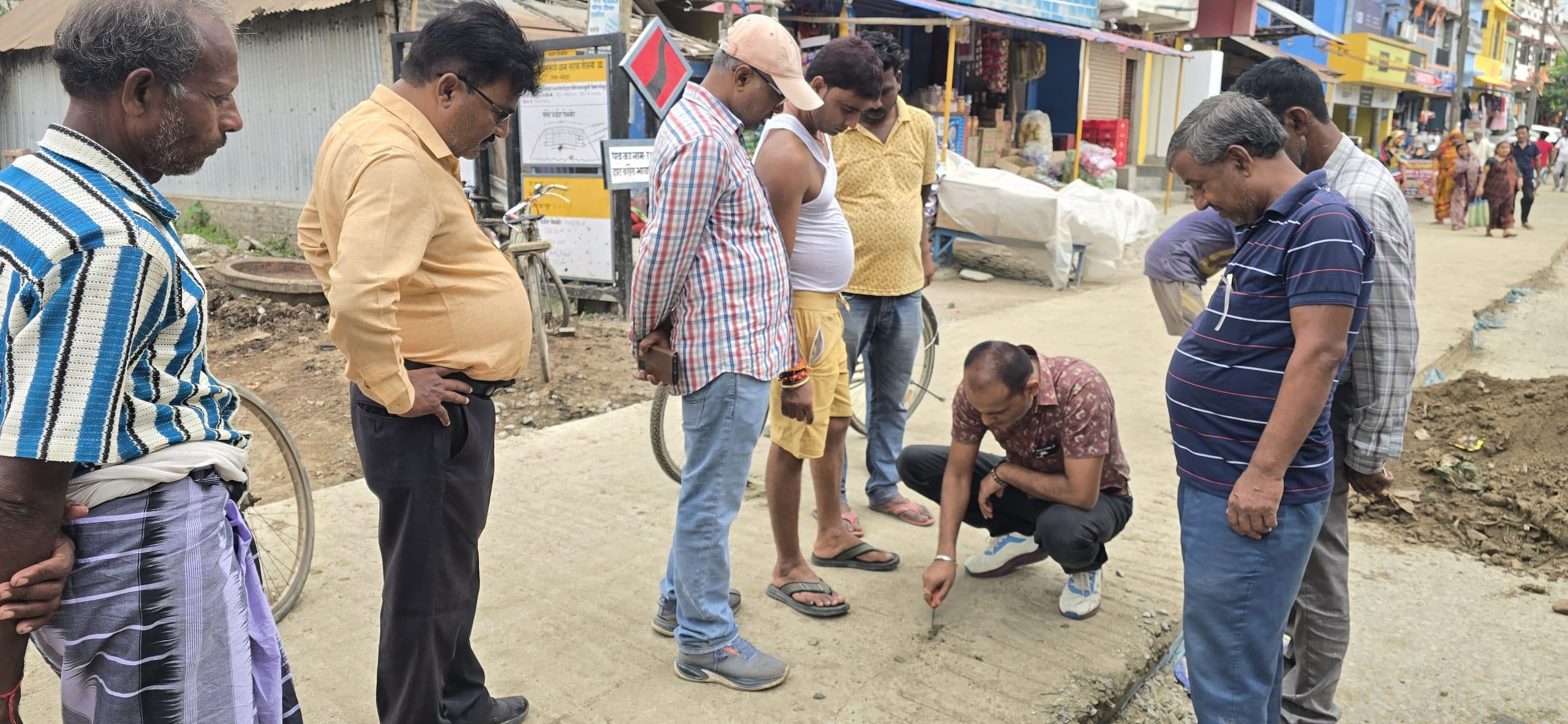 पीसीसी सड़क निर्माण कार्य का जेई ने किया निरीक्षण, दिये कई निर्देश