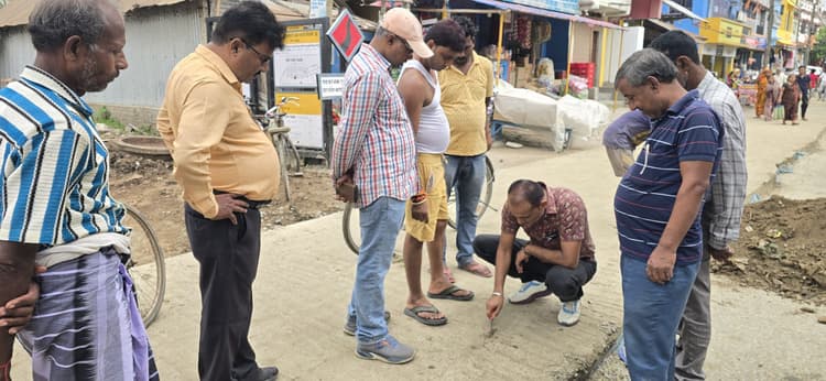 पीसीसी सड़क निर्माण कार्य का जेई ने किया निरीक्षण, दिये कई निर्देश