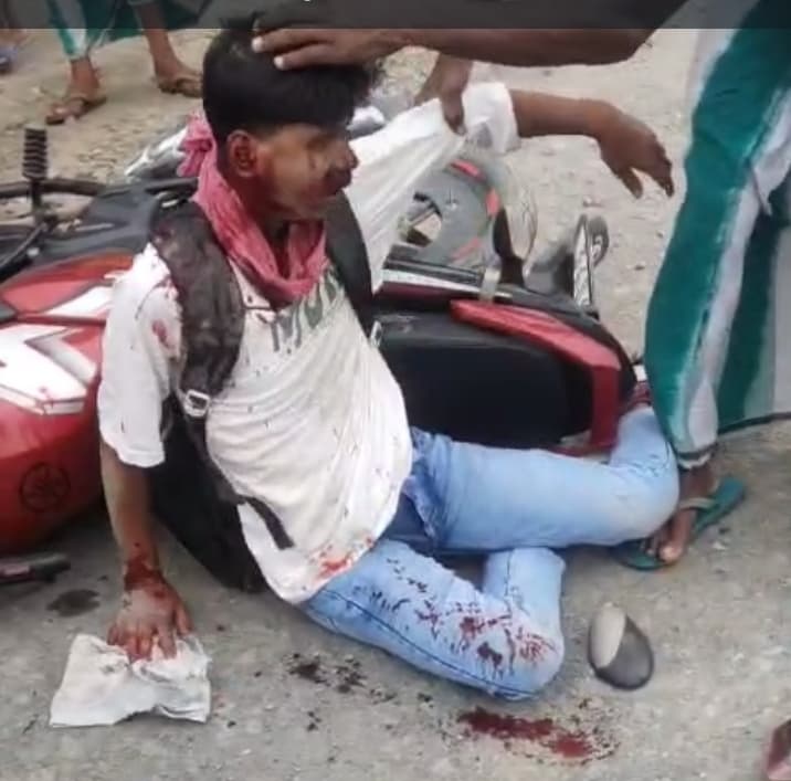 एसएच-98 पर दो बाइकों की टक्कर में तीन लोग घायल