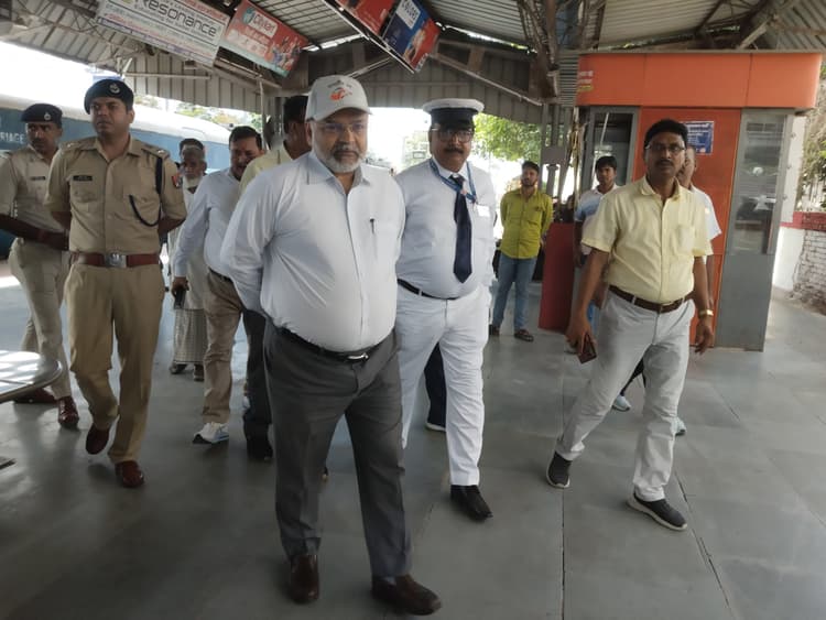 Motihari: जिले को पीएम देंगे तीन बड़ी रेल योजनाओं की सौगात, डीआरएम ने लिया तैयारी का जायजा