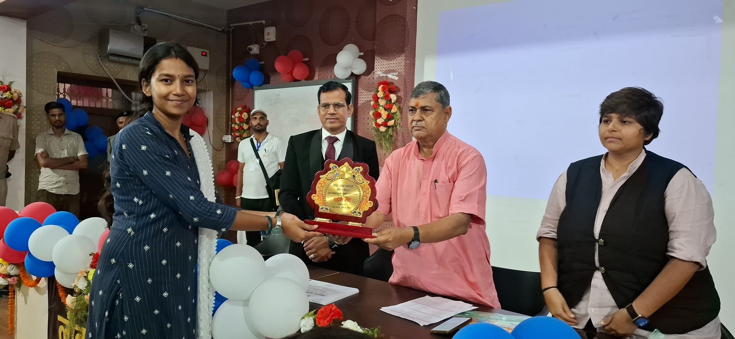 सिर्फ दर्शक नहीं, निर्णायक की भूमिका भी निभाएं युवा : खेमका