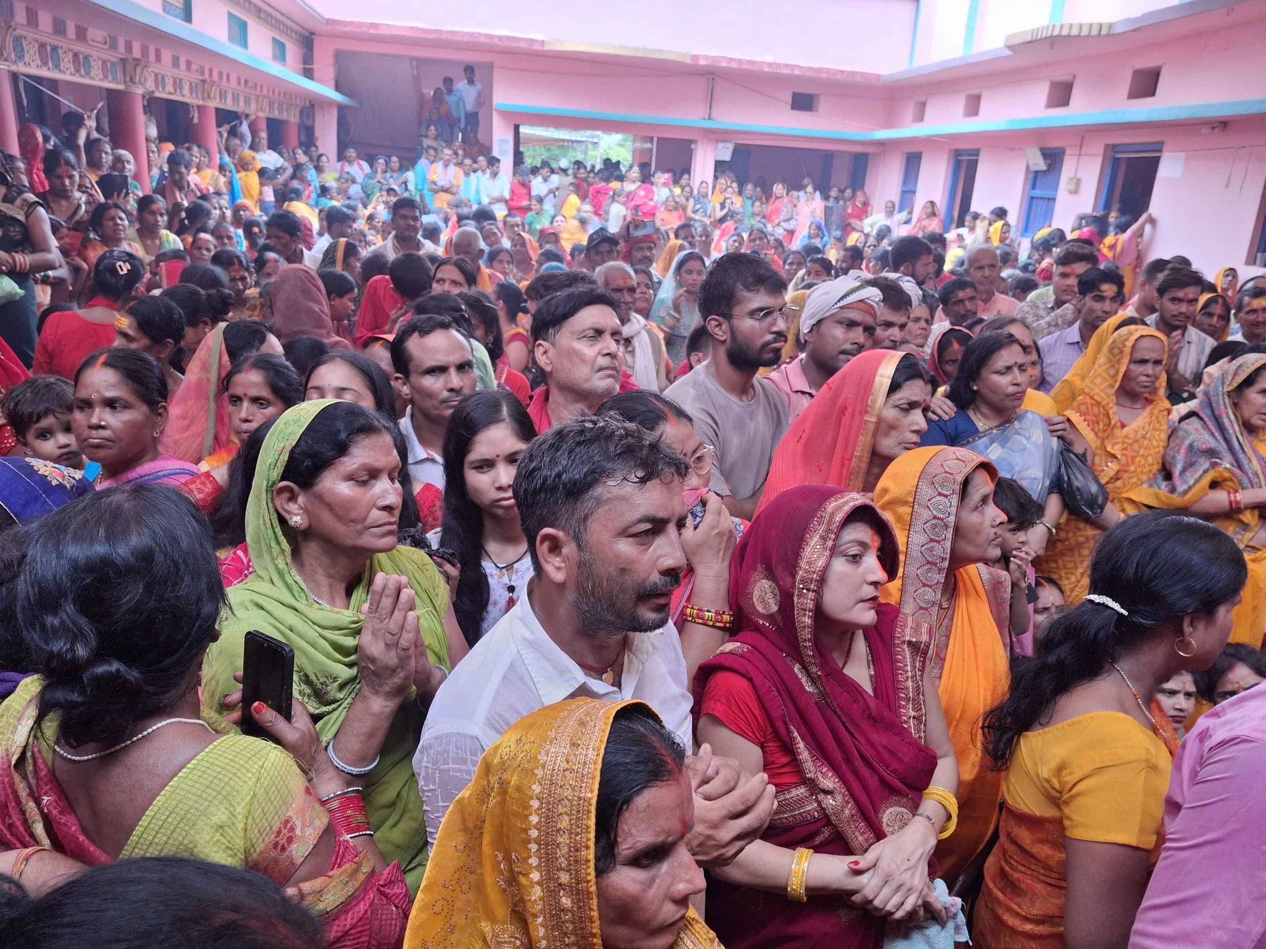 Motihari: गुरु पूर्णिमा पर धवलपीठ में उमड़ी श्रद्धालुओं का सैलाब