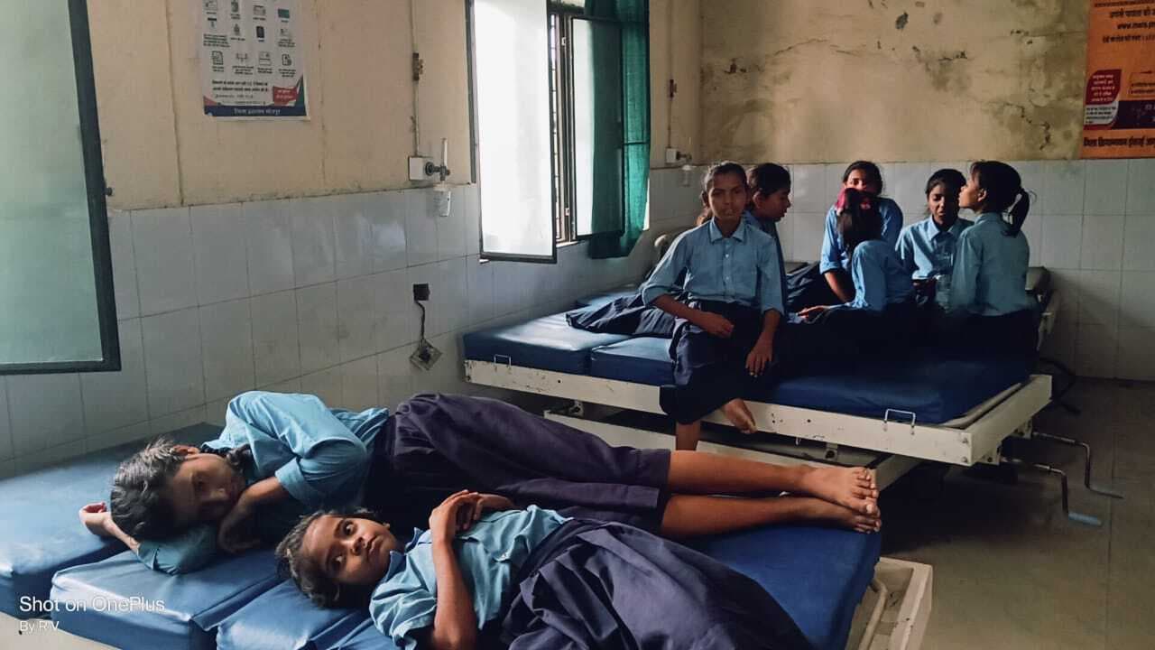 पीरो के स्कूल में विषाक्त मध्याह्न भोजन खाने से 48 से ज्यादा स्कूली बच्चे बीमार, आधा दर्जन बच्चे गंभीर