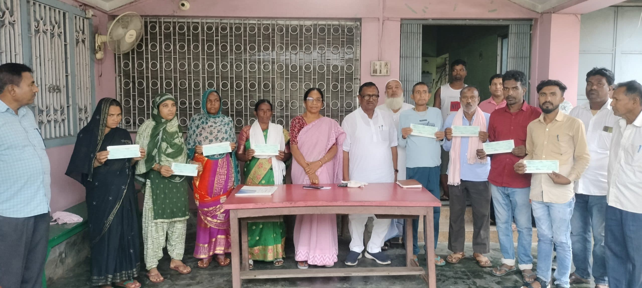 गंभीर बीमारी योजना के 14 लाभुकों को सांसद ने सौंपा 6.90 लाख का चेक