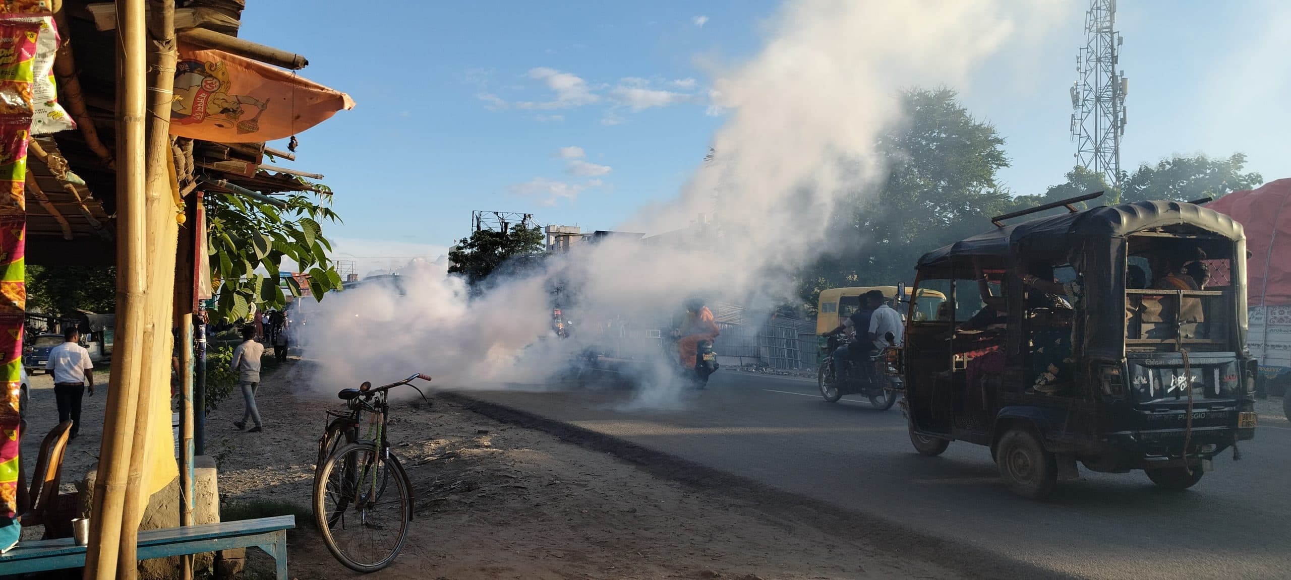 मच्छरों के प्रकोप को कम करने करायी जा रही फॉगिंग