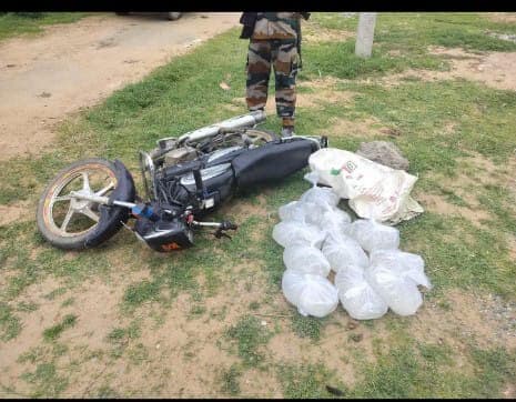 55 लीटर महुआ शराब बरामद, बाइक जब्त