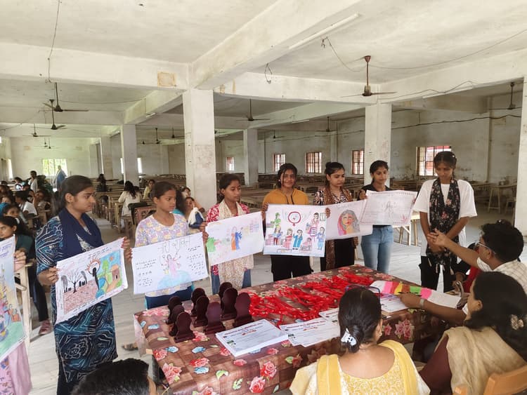 पेंटिंग, रंगोली और मेंहदी के माध्यम से छात्राओं ने नारी शक्ति का किया चित्रण