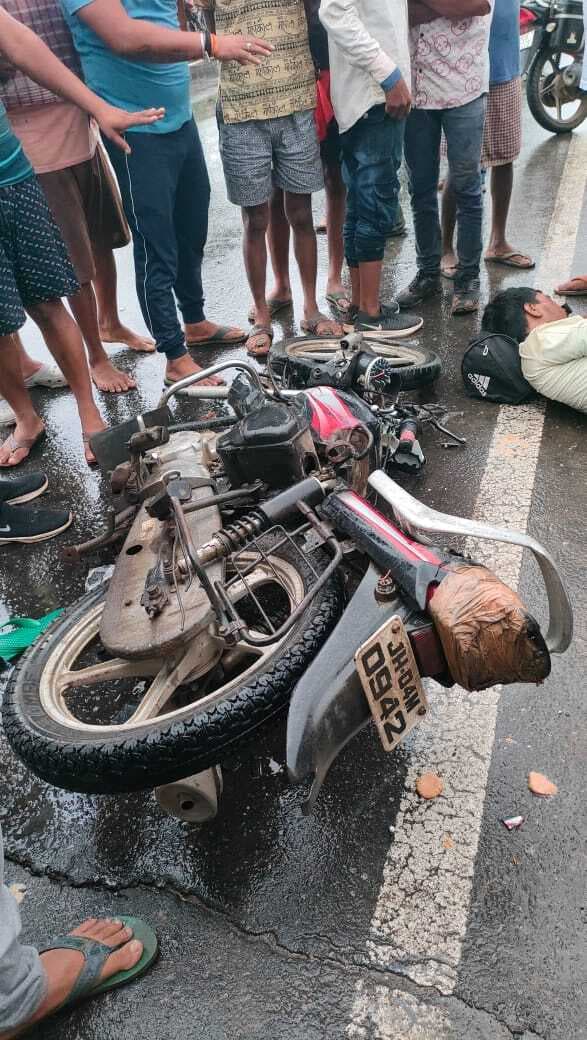 बासुकिनाथ में पूजा कर गोड्डा लौट रहे दो युवक हादसे के शिकार, एक की मौत व दूसरा गंभीर