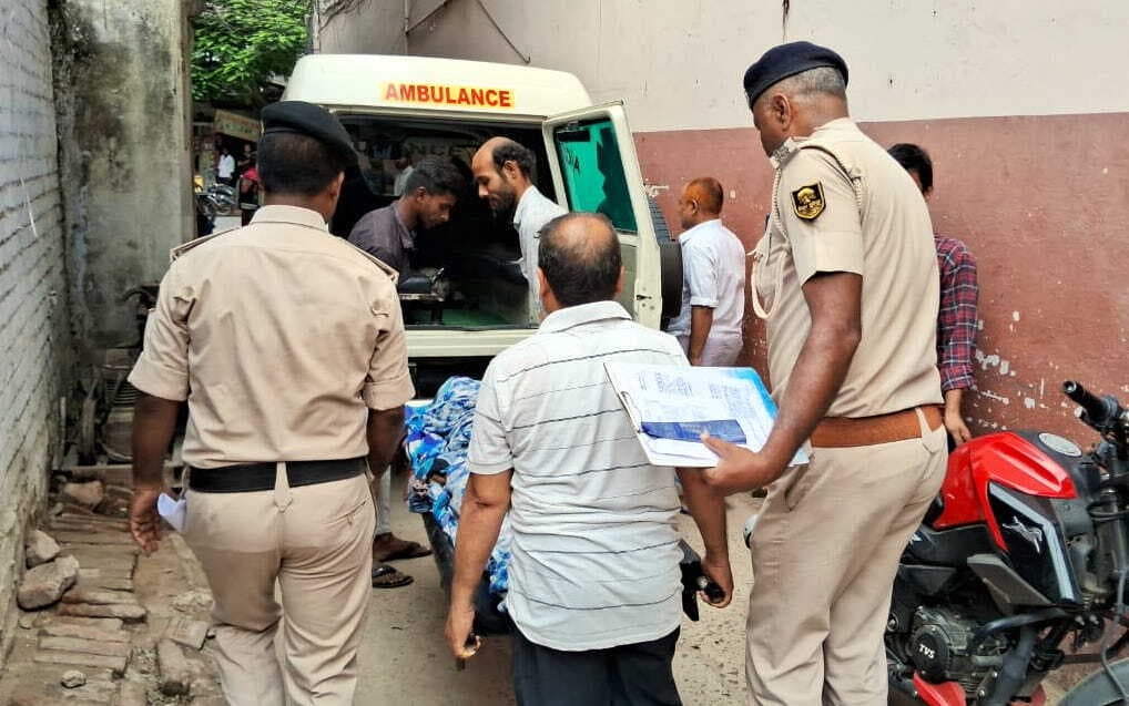 विवाहिता की संदिग्ध परिस्थिति में मौत, पुलिस के सामने मायके व सुसराल पक्ष भिड़े