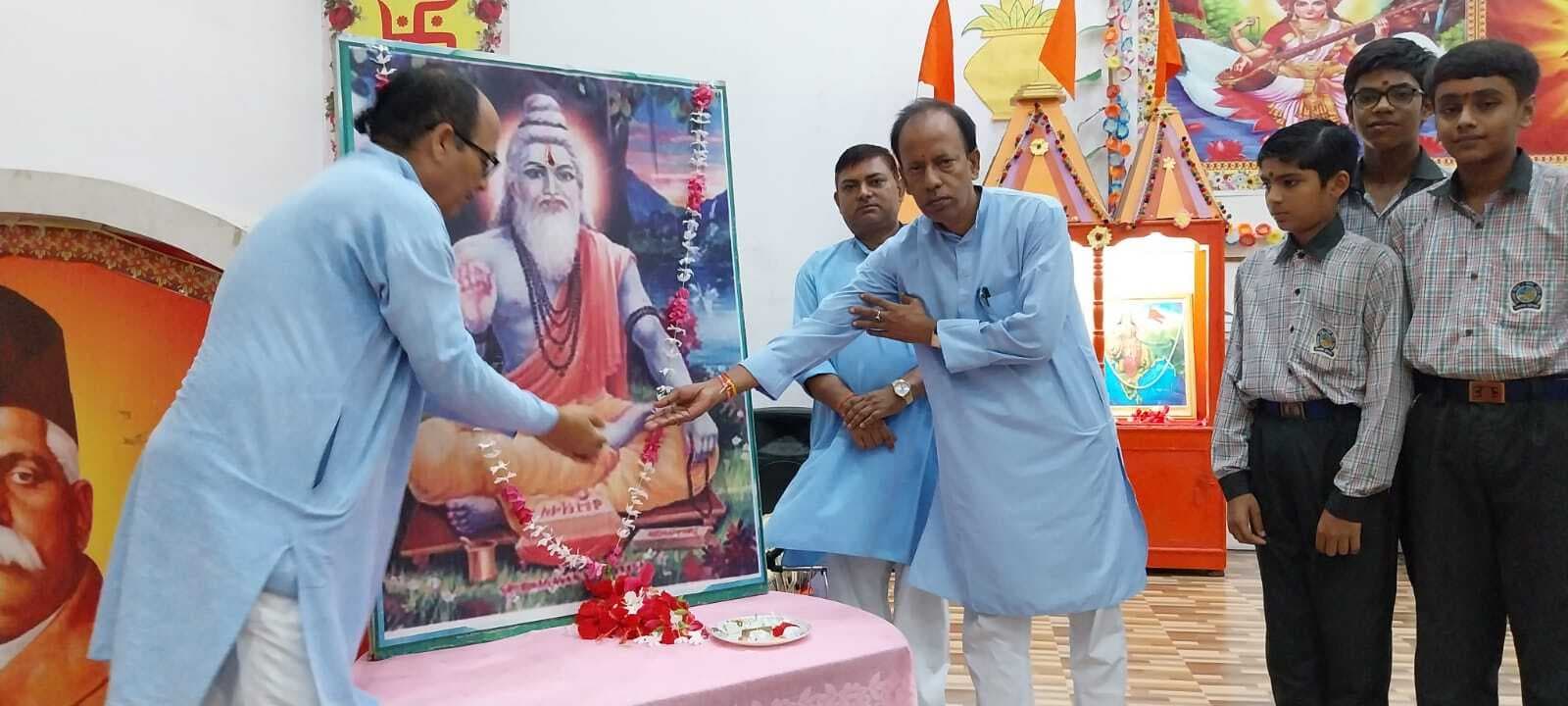 गुरु के प्रति श्रद्धा, भक्ति और विश्वास से ही जीवन होगा सफल : प्रधानाचार्य