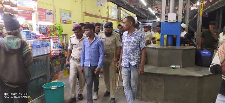 ट्रेन में वृद्ध व उनके पुत्र से की मारपीट