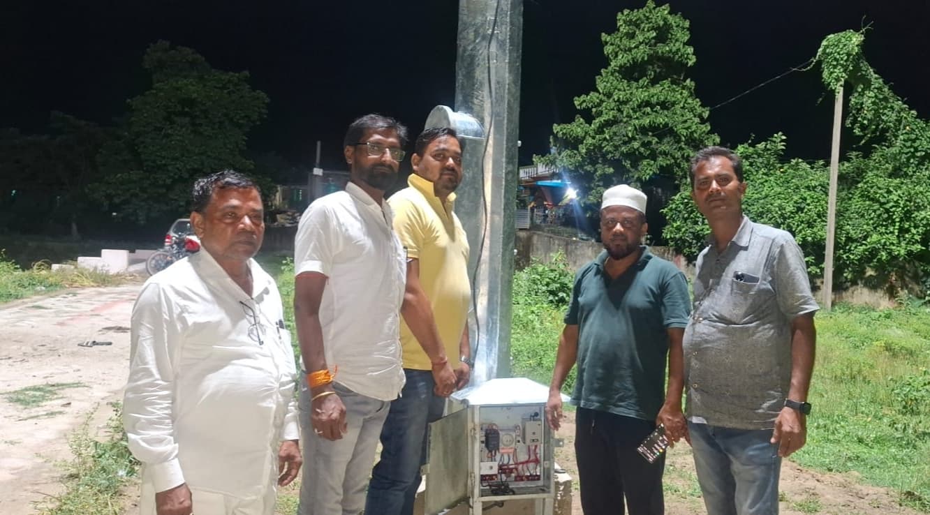 चौराहों पर लग रहा 20 हाई मास्ट लाइट, लोगो में हर्ष