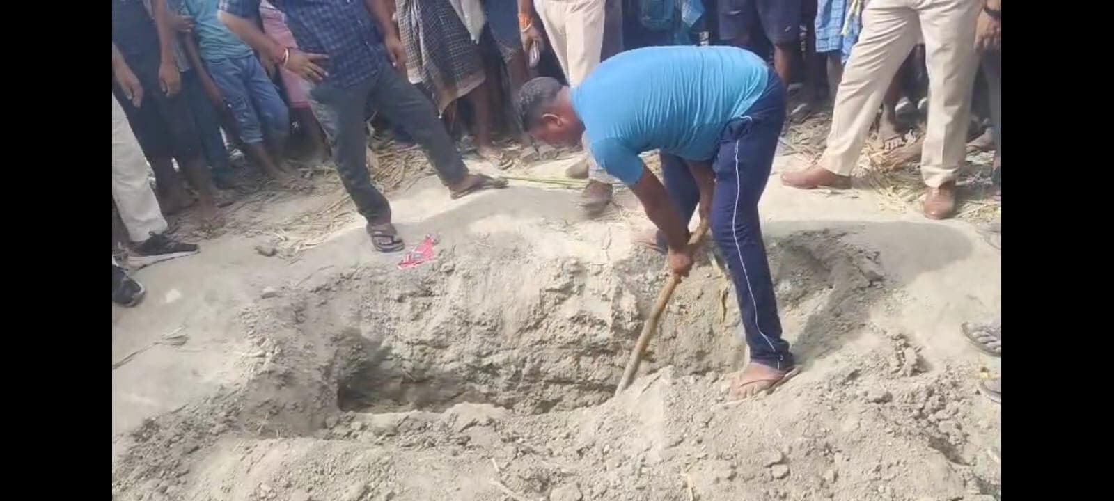 hajipur news. खेत में  गड़ा मिला डेढ़ माह से गायब युवती का शव