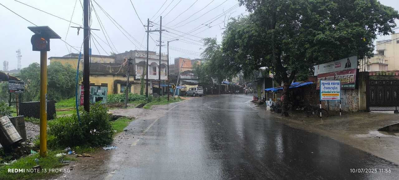 Deoghar news : बारिश से जनजीवन अस्त व्यस्त, बाजार में पसरा रहा सन्नाटा