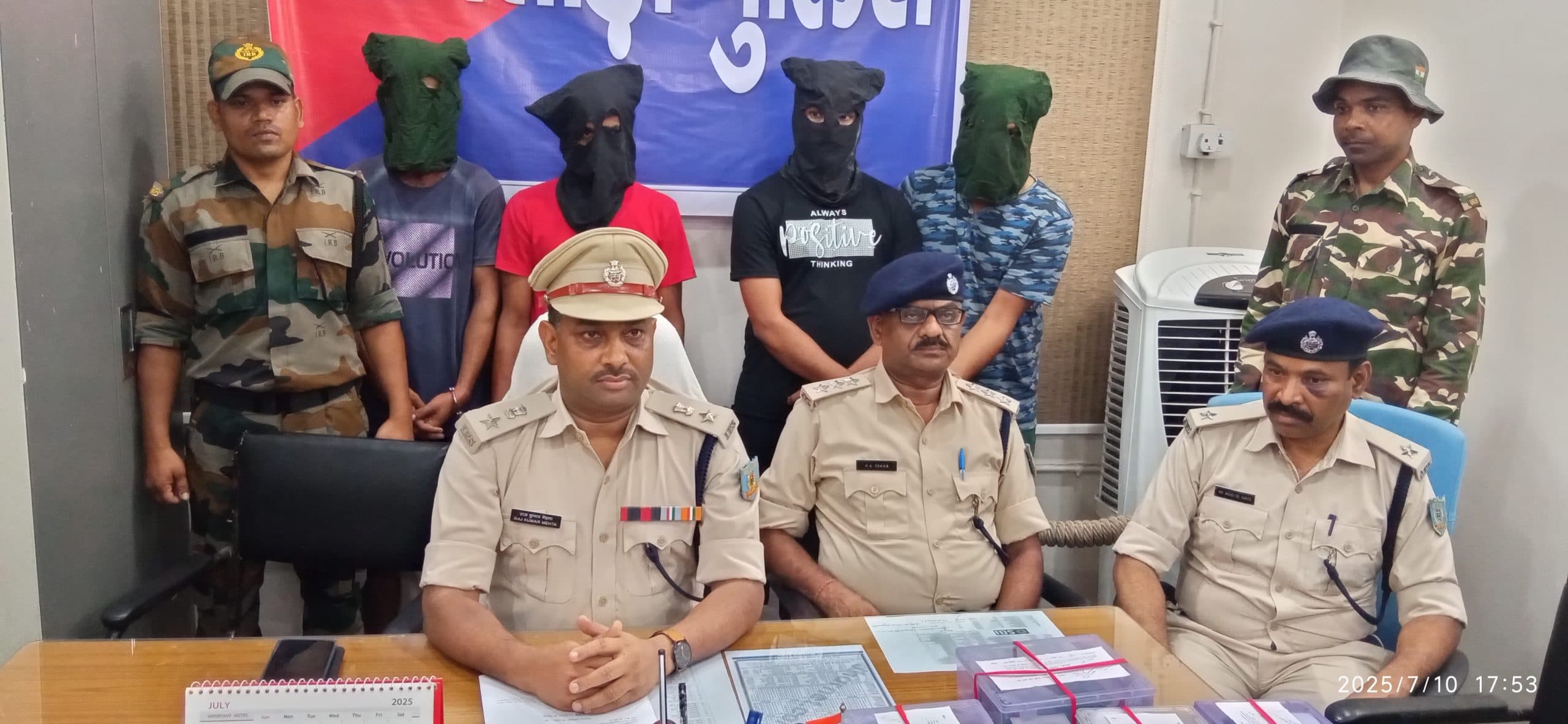 सारठ के अजहर अंसारी सहित चार साइबर अपराधी गिरफ्तार