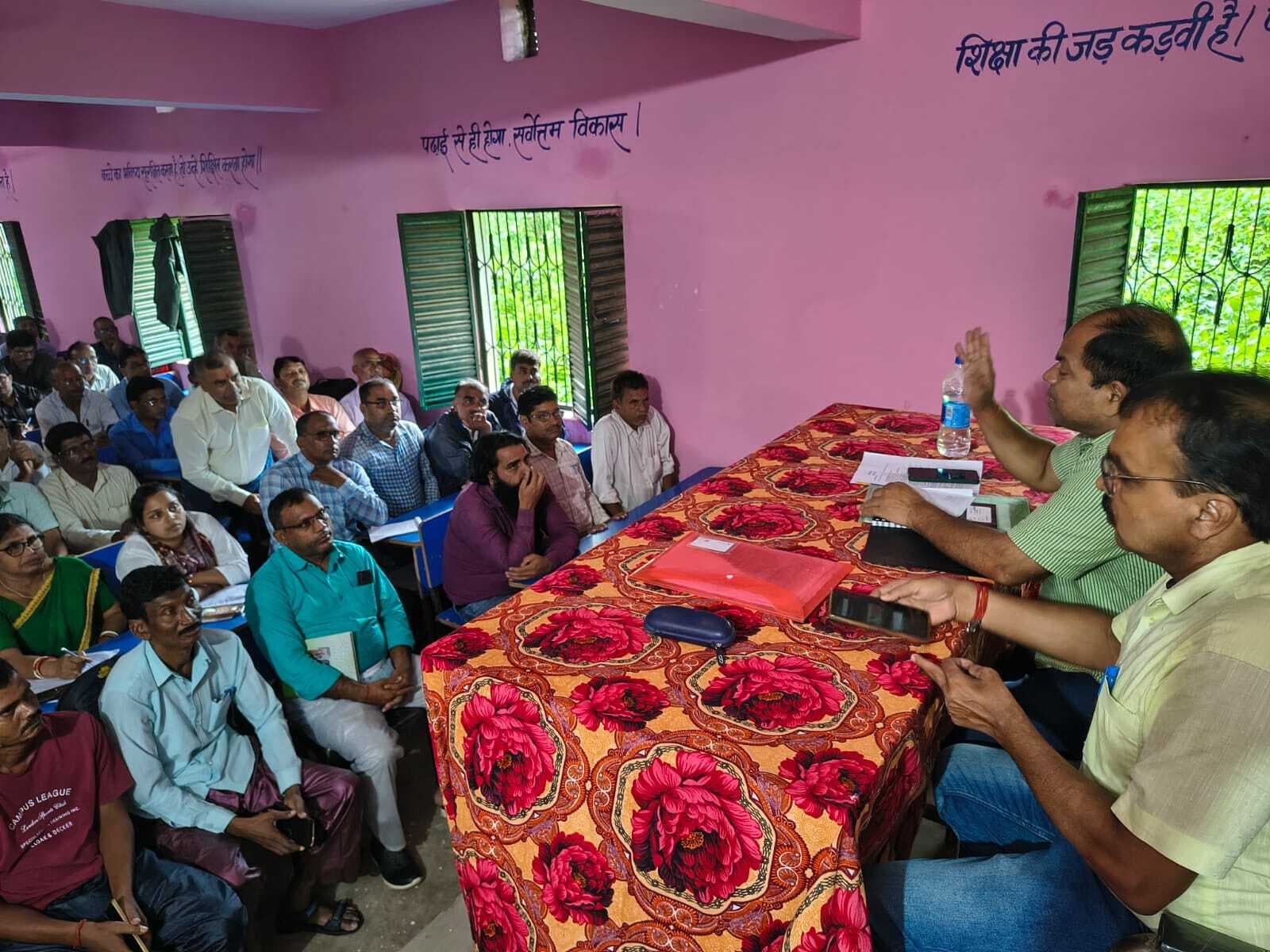 गुरुगोष्ठी में बीइइओ का निर्देश :स्कूल में बच्चों की उपस्थिति बढ़ाने के लिए घर तक जाये शिक्षक