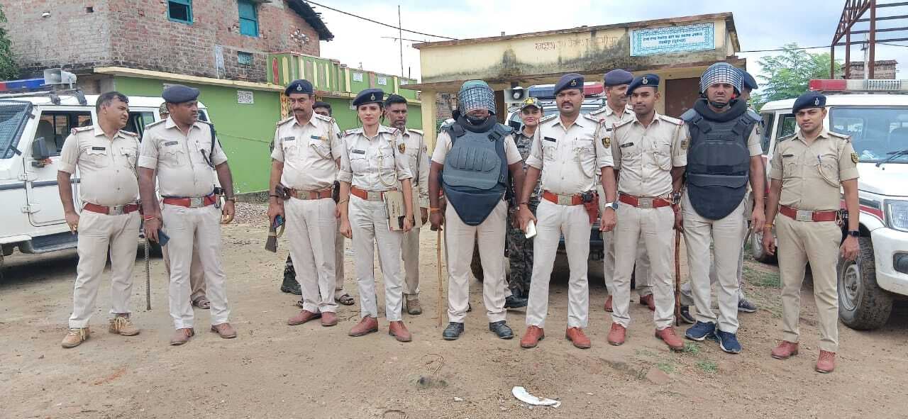 घर की कुर्की होता देख दो अभियुक्तों ने किया आत्मसमर्पण