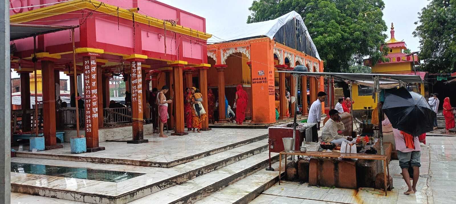 -श्रद्धालुओं ने बाबा मंदिर में की पूजा-अर्चना