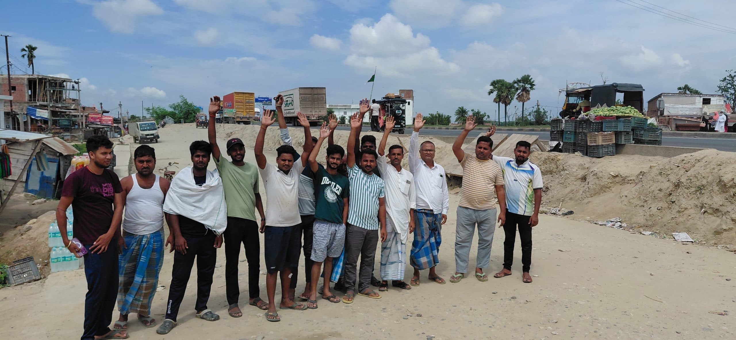 Madhubani News : सड़क पर पानी का छिड़काव नहीं किए जाने से उड़ रहे धूल से लोग परेशान