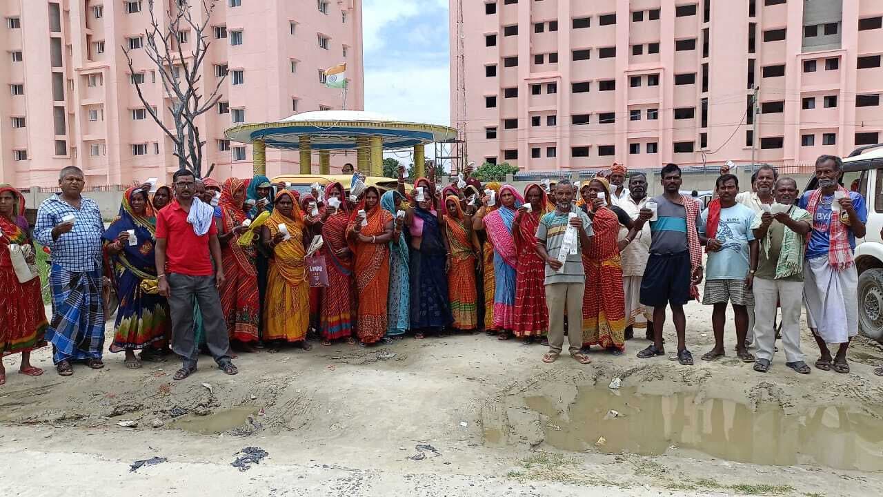 Madhubani News : उपभोक्ताओं ने पीडीएस विक्रेता के खिलाफ किया प्रदर्शन