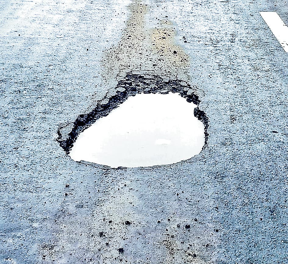 सर्विस रोड पर खतरनाक गड्ढा दे रहा मौत का निमंत्रण