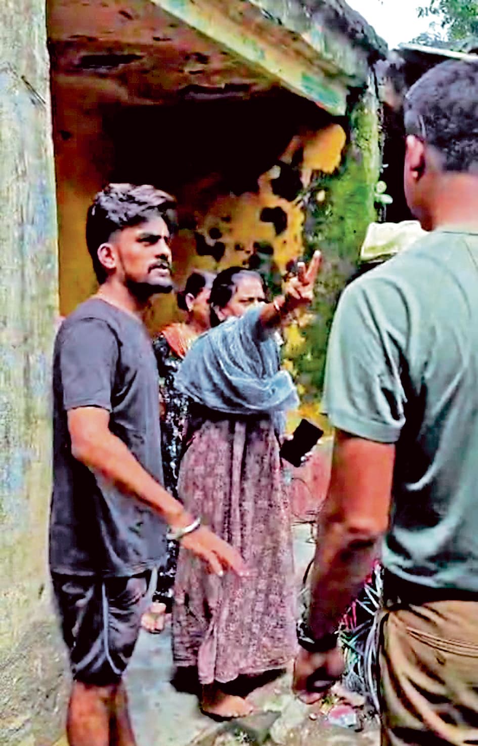 क्वार्टर दखल को लेकर इसीएल कर्मी का पुत्र पिटा, अस्पताल में भर्ती