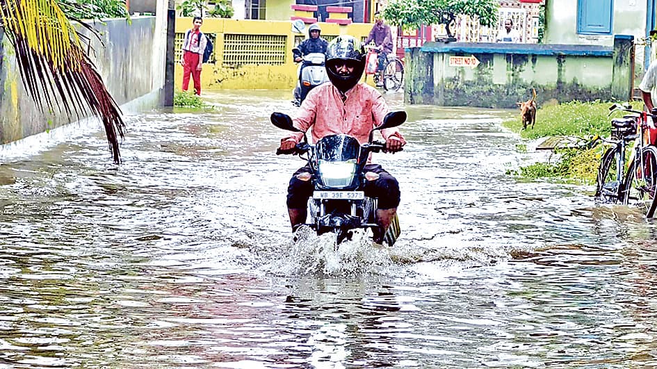 दुर्गापुर : भारी बारिश के बाद तालाब में तब्दील हुईं सड़कें