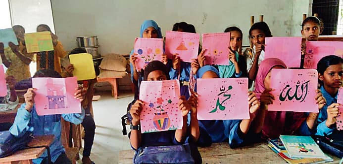 Siwan News : बच्चियों ने कागज पर उकेरीं कल्पनाओं की आकृतियां