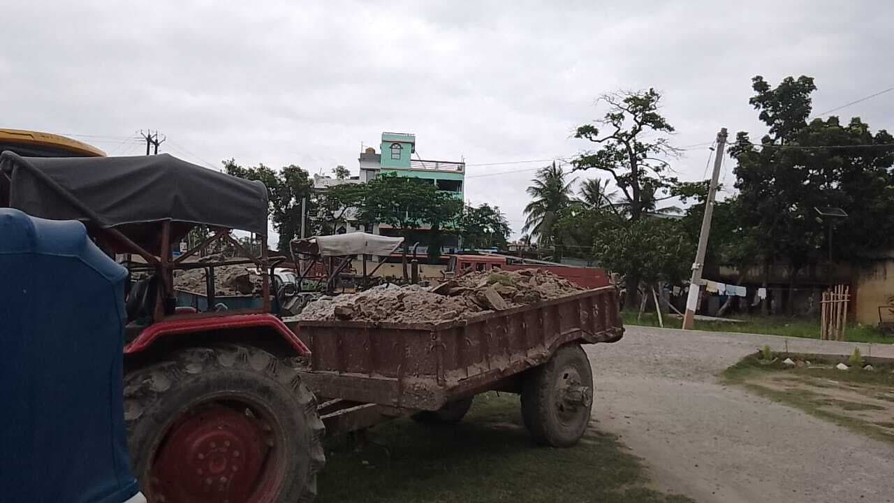 मिट्टी खनन कर रहे ट्रैक्टर को पुलिस ने किया जब्त