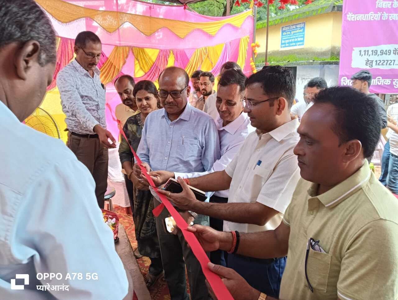 कटोरिया में डीएम ने डेयरी आउटलेट का किया उद्घाटन