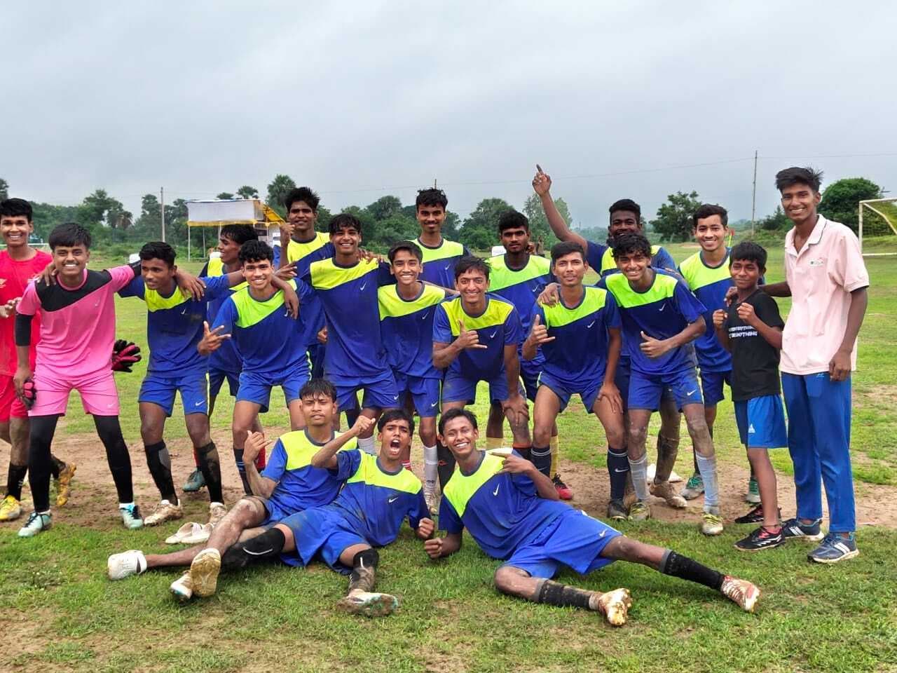 फुटबॉल टीम के खिलाड़ियों ने जमुई में लहराया परचम