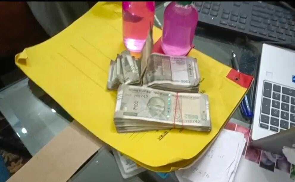 निगरानी विभाग की टीम ने एक लाख रिश्वत लेते अमीन को दबोचा