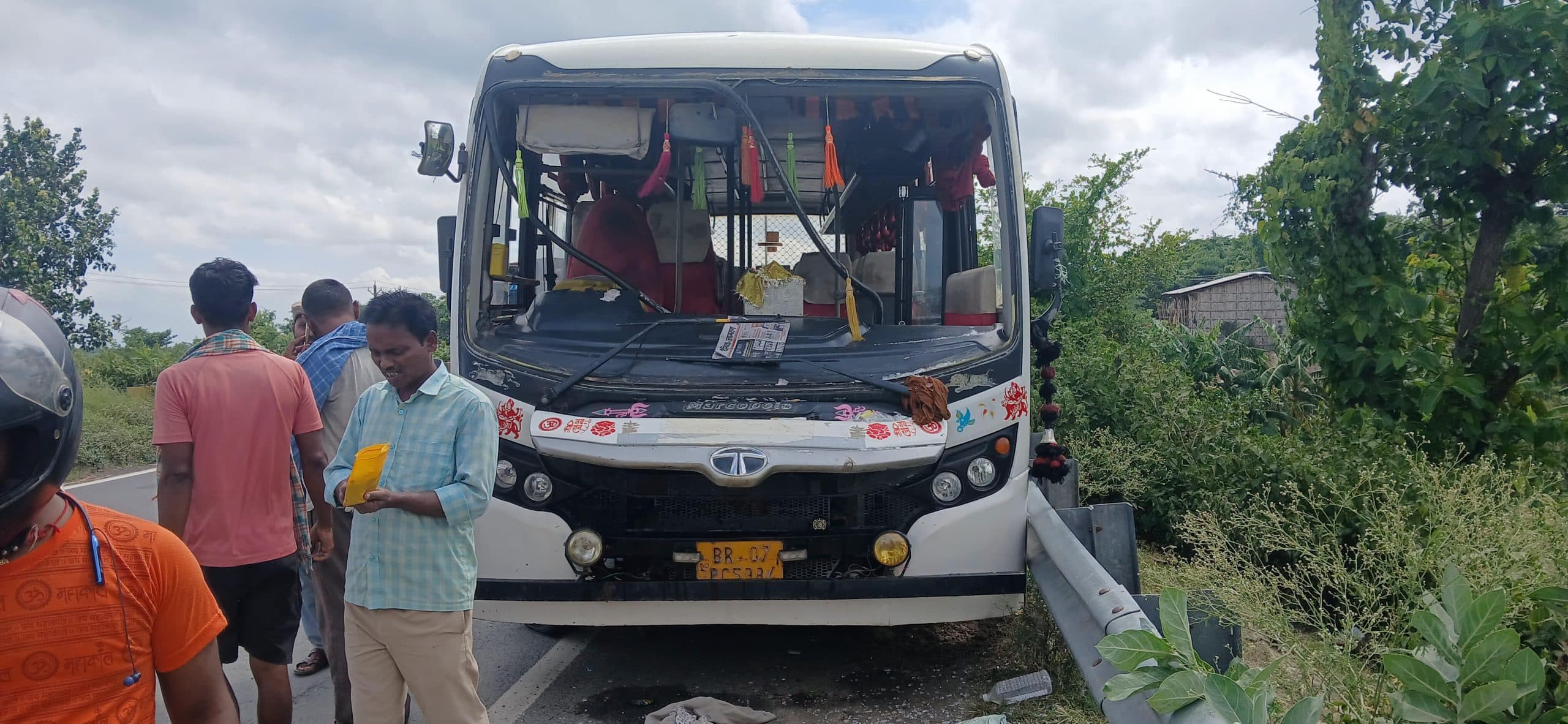 Madhubani News : अनियंत्रित होकर यात्री बस रेलिंग से टकरायी, युवक जख्मी