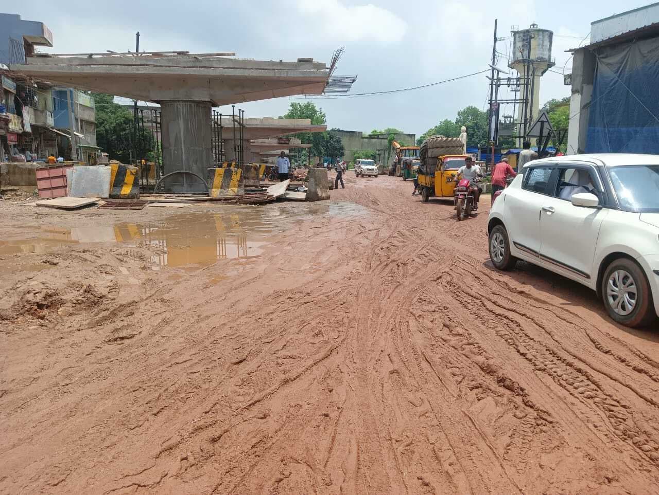 Giridih News :सरिया की सड़कों पर पैदल चलना भी हुआ मुश्किल