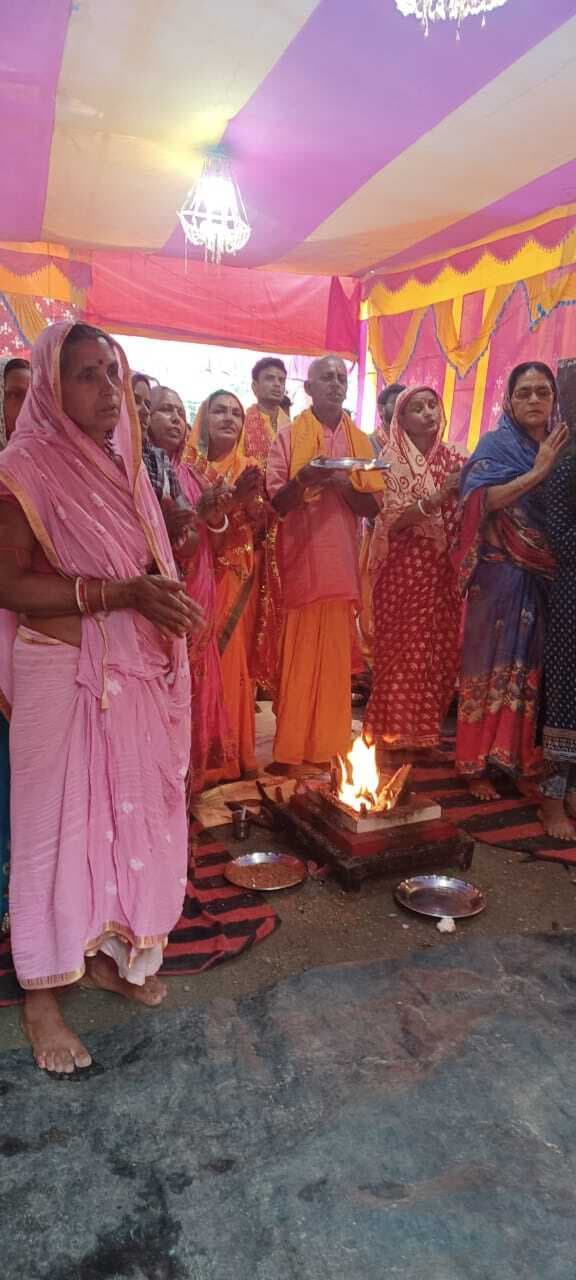 Deoghar news : गायत्री महायज्ञ में देवी देवताओं की पूजा अर्चना कर यज्ञ की आहुतियां दी