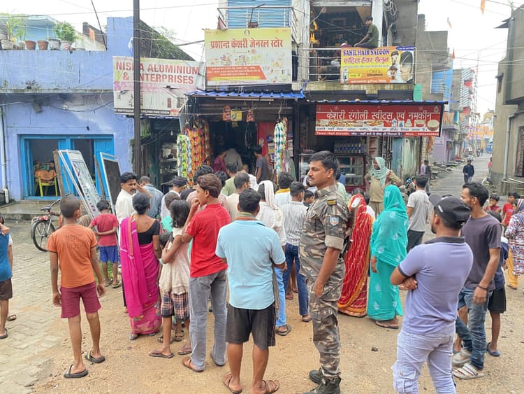 Giridih News :हुट्टी बाजार में किराना दुकान में लगी आग