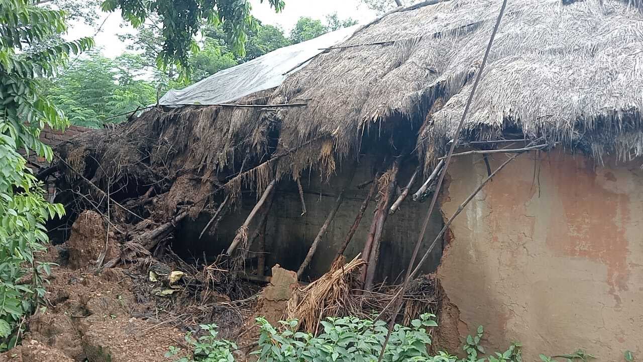 Seraikela Kharsawan News : बारिश ने सैकड़ों परिवार के सिर से छत छीनी