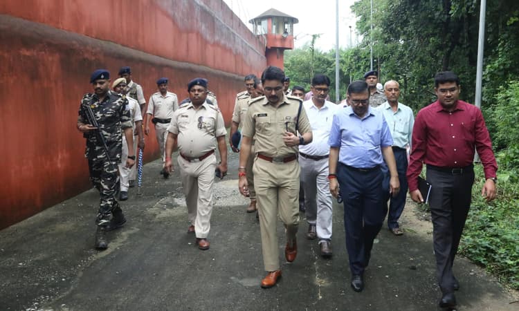 Bokaro News : मंडलकारा के समीप अतिक्रमण हटाकर बनायें चहारदीवारी : उपायुक्त