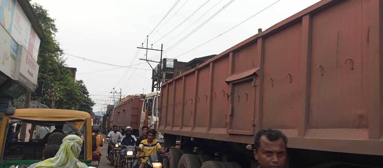 Seraikela Kharsawan News : सड़क पर ट्रक ब्रेकडाउन, घंटों जाम लगा