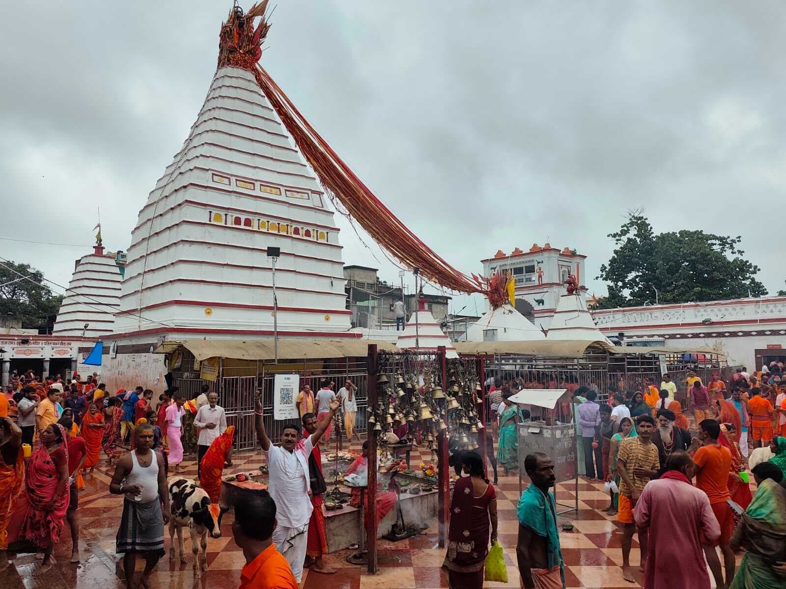 आषाढ़ गुरु पूर्णिमा पर 65 हजार भक्तों ने किया जलार्पण