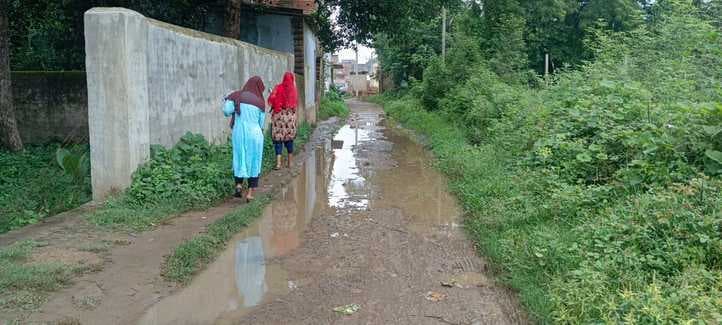महेशटिकरी गांव की जर्जर सड़क बनी ग्रामीणों की मुसीबत