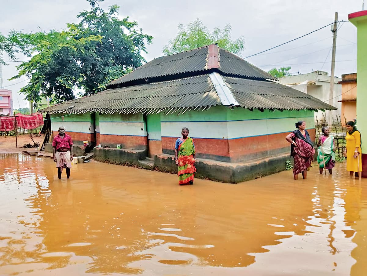 East Singhbhum News :सिदो-कान्हू कॉलोनी में लाइट नहीं, शाम में महिलाओं को होती है परेशानी