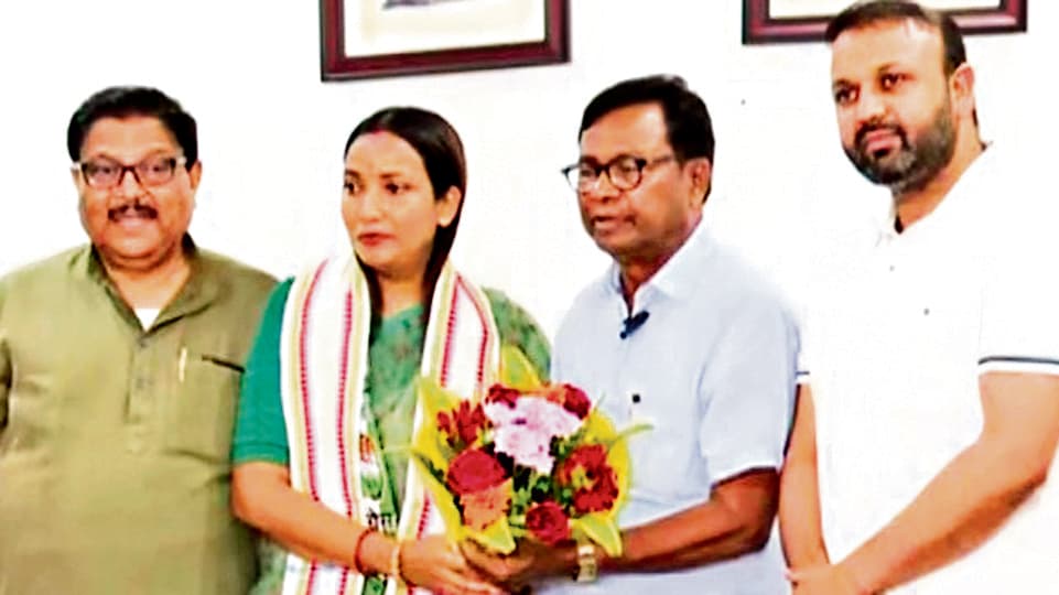 Rourkela News: पूर्व मुख्यमंत्री की बेटी सुनीता बिस्वाल कांग्रेस में हुईं शामिल, कहा-बीजद में किया जाता था सौतेला बर्ताव