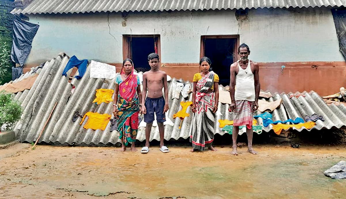 East Singhbhum News : गालूडीह में बारिश से दो दर्जन से अधिक घर ध्वस्त, प्रभावित परेशान