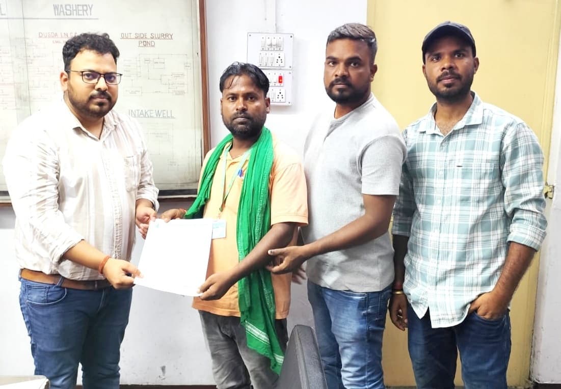 Bokaro News : विस्थापित रैयत मोर्चा ने पीओ को सौंपा ज्ञापन